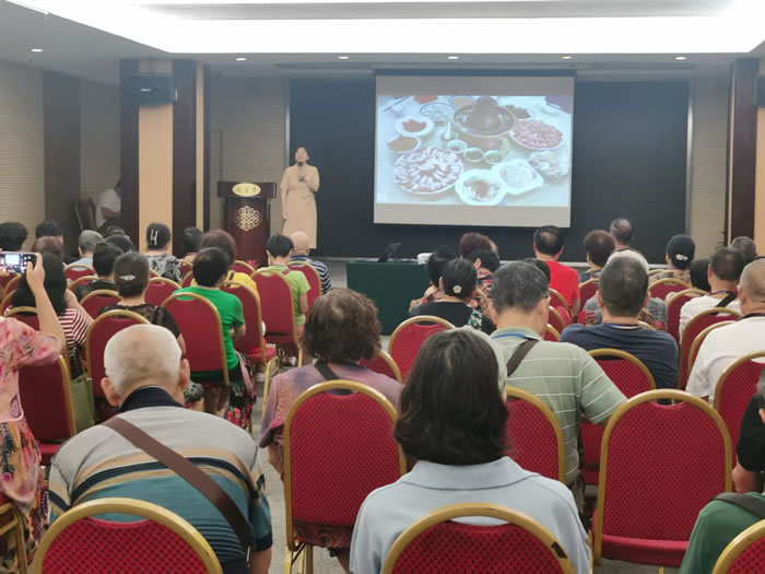 綿陽(yáng)中旅行假日旅行社舉行胡楊林、南疆專列推薦會(huì)